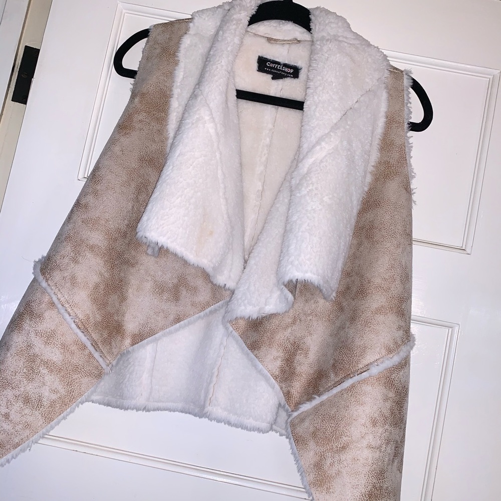 • Coffee shop faux shearling Sherpa vest ✨